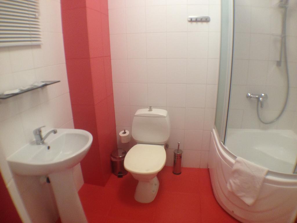 Motelis Bu-Bu Pļaviņas エクステリア 写真